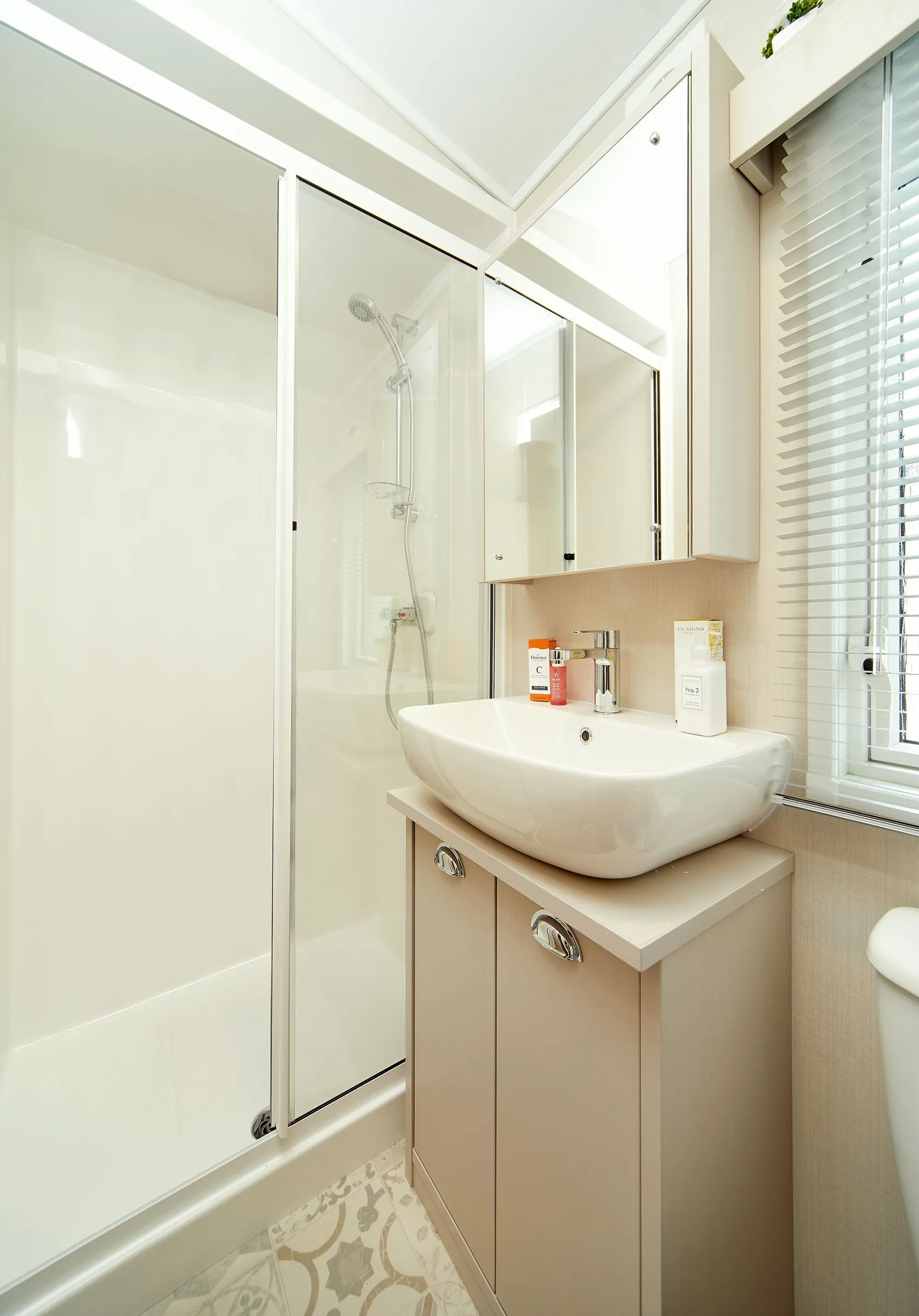 Carnaby Lakehouse Lodge: bathroom