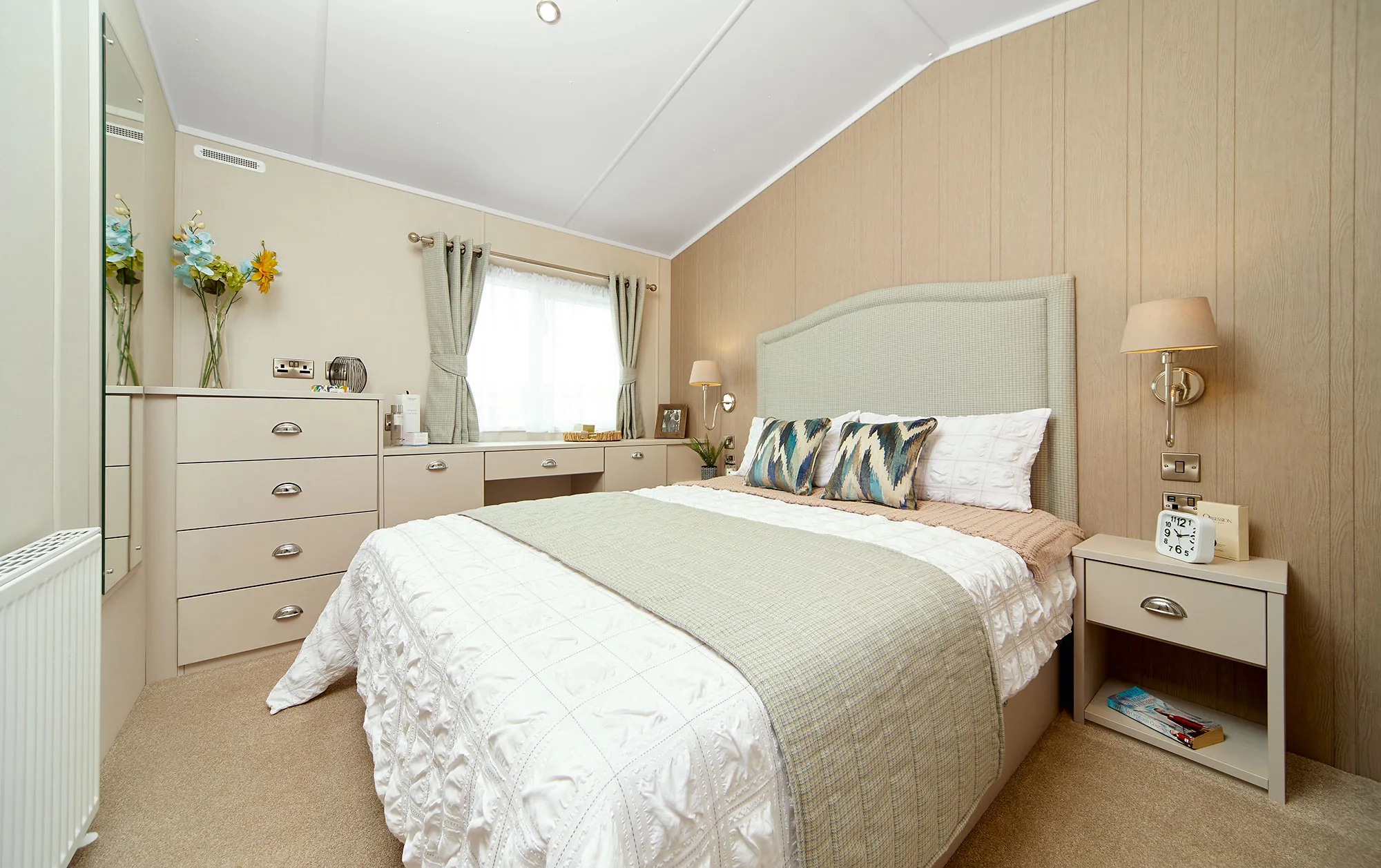 Carnaby Lakehouse Lodge: bedroom