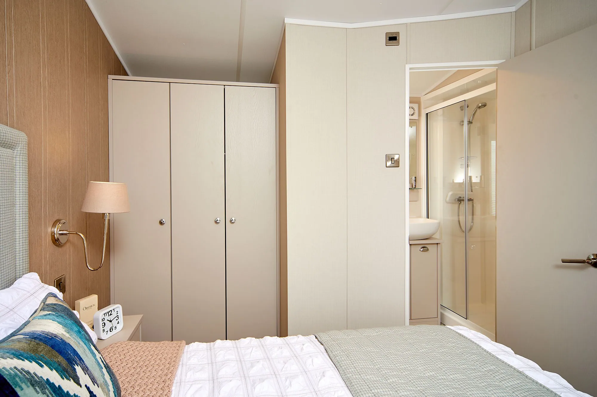 Carnaby Lakehouse Lodge: bedroom
