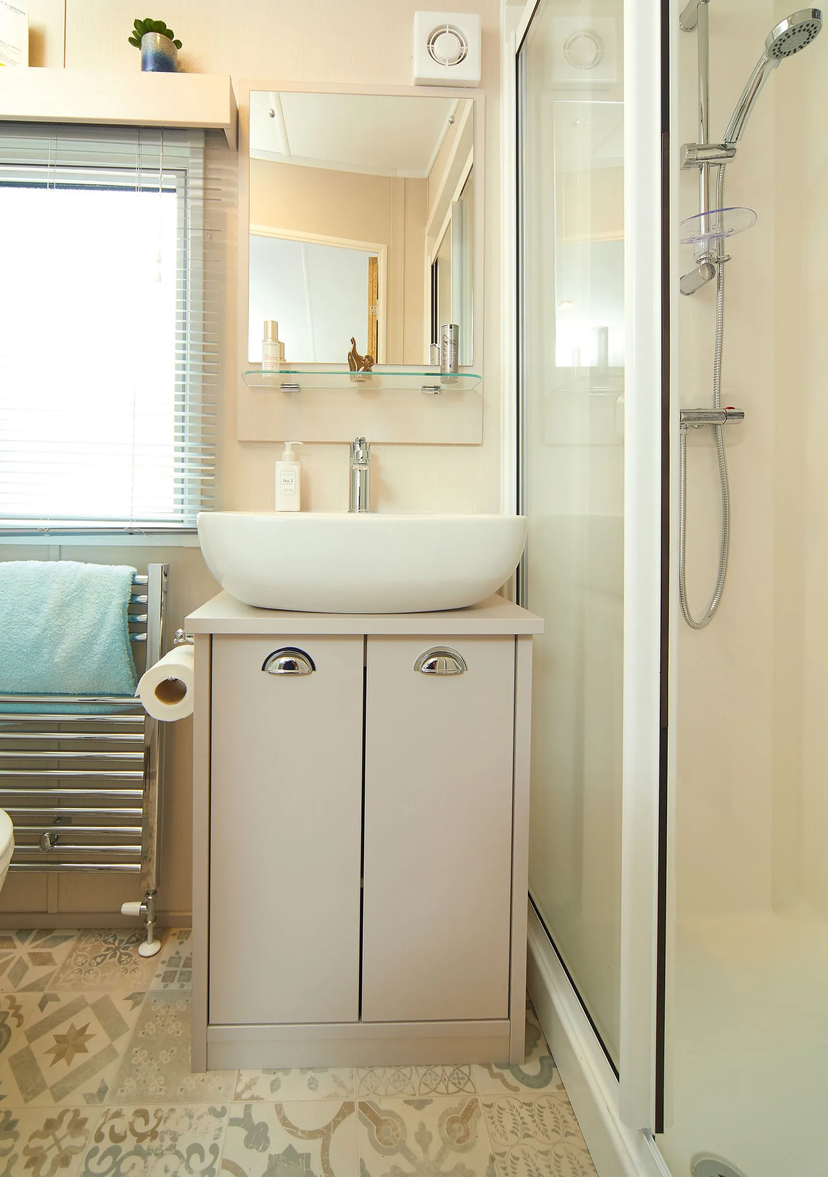 Carnaby Lakehouse Lodge: bathroom