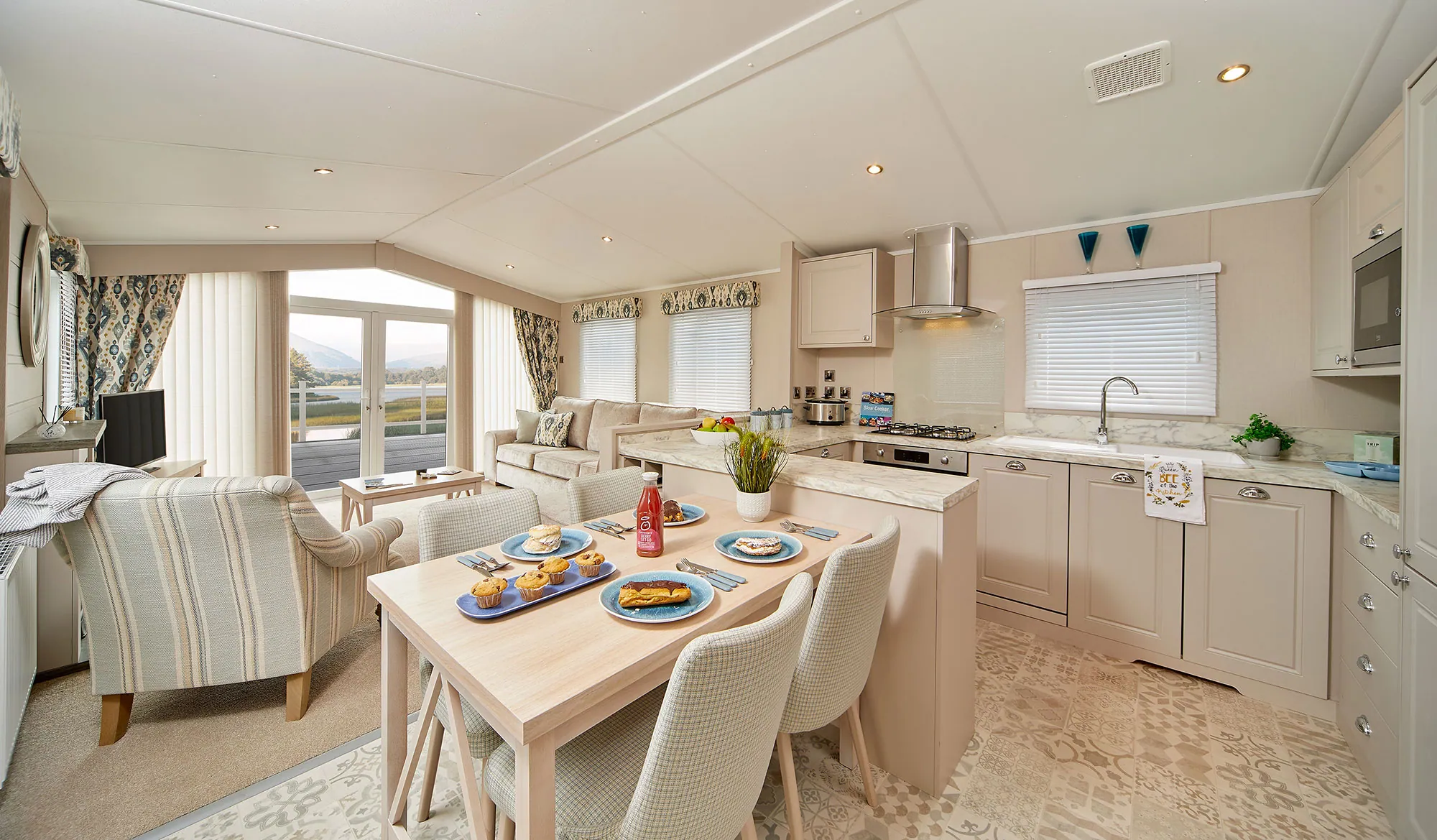 Carnaby Lakehouse Lodge: dining
