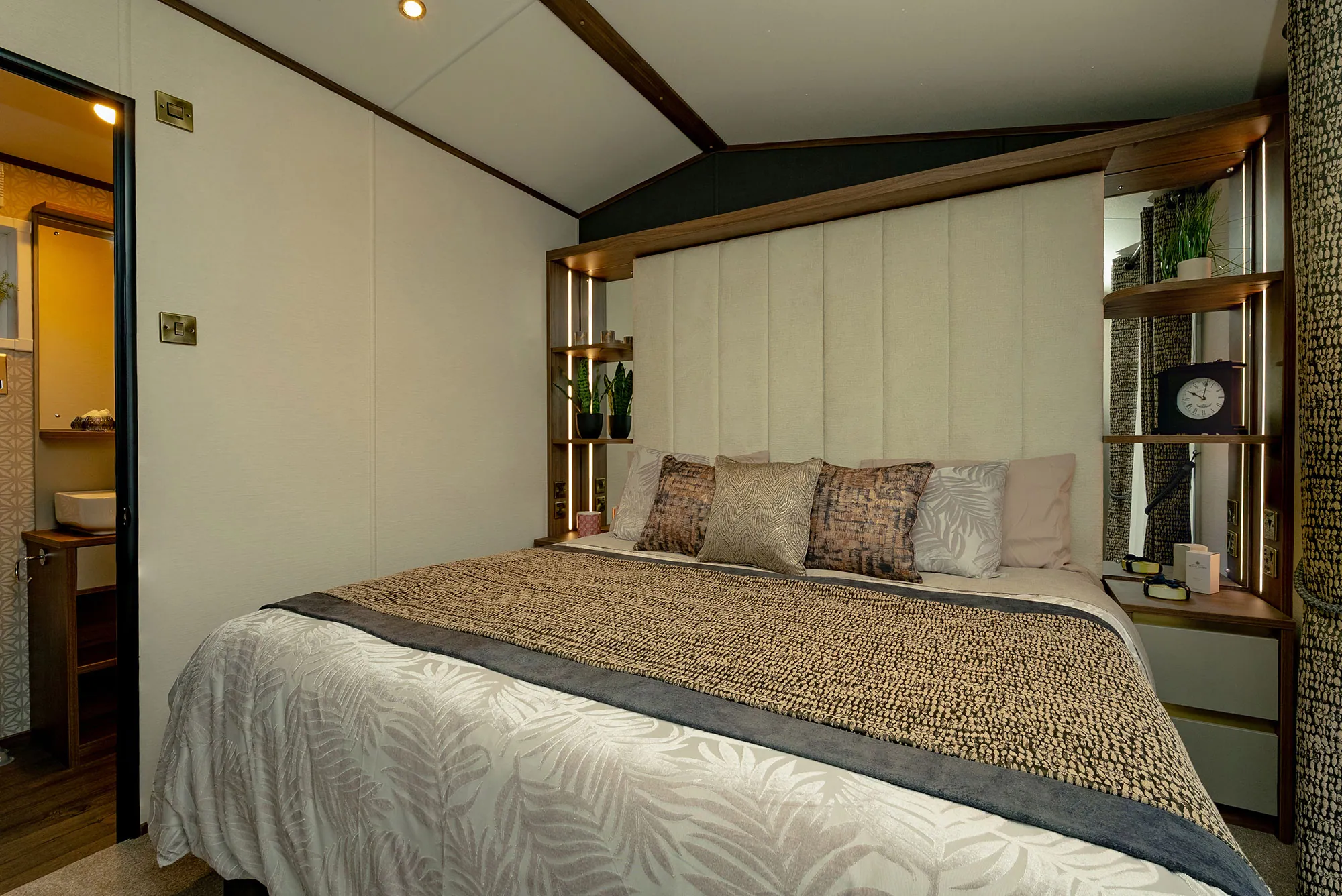 Carnaby Langham: bedroom